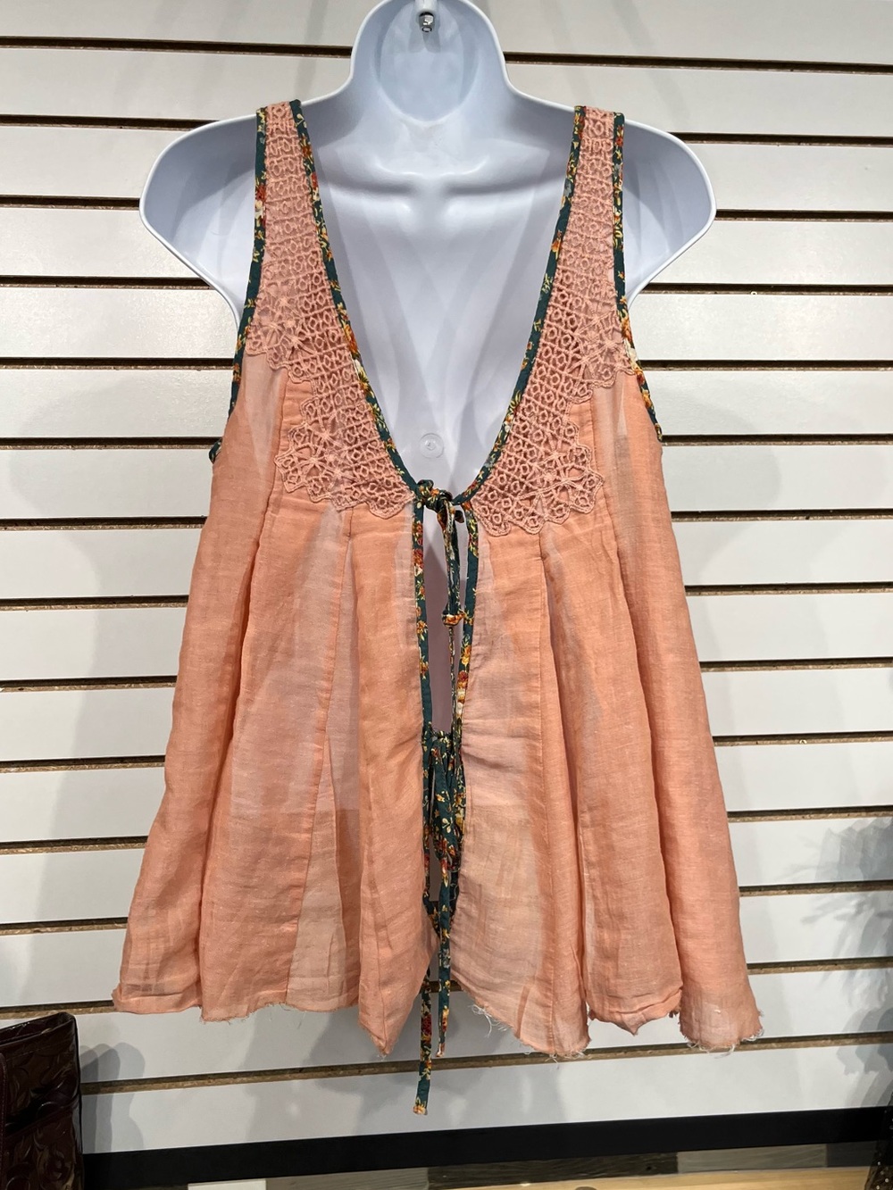 Gimmicks by BKE flowy tank blouse size medium - Picture 5 of 8
